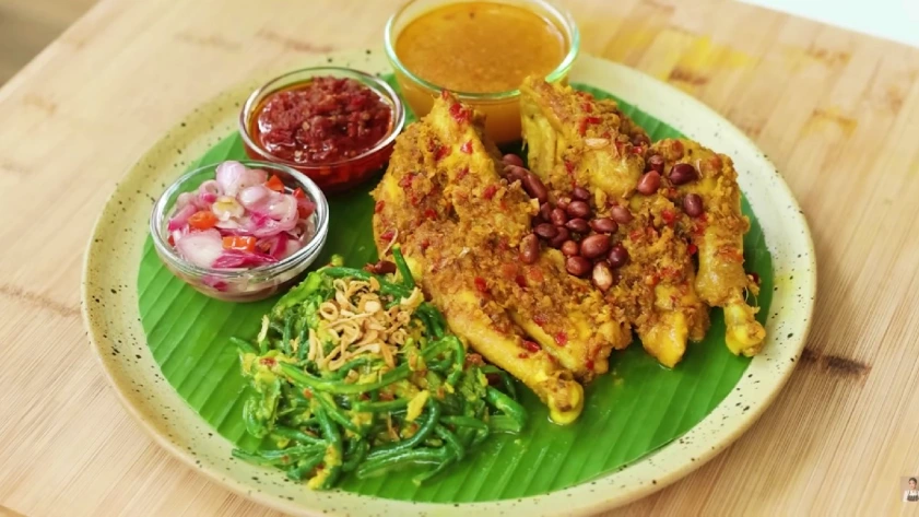Ayam Betutu Gilimanuk Bali Kuliner Pedas Berbumbu Rempah Khas